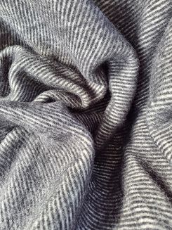 Koc z wełny nowozelandzkiej MAGDA 150x200 diagonalny czarny