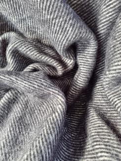 Koc z wełny nowozelandzkiej MAGDA 150x200 diagonalny czarny