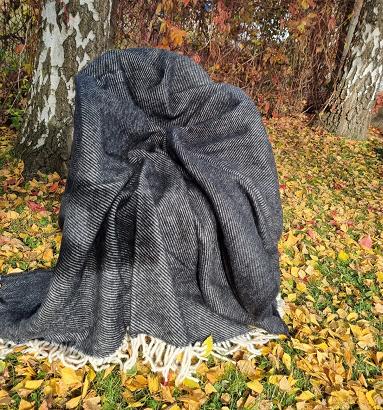 Koc z wełny nowozelandzkiej MAGDA 150x200 diagonalny czarny