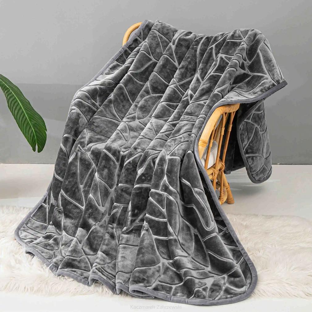 Koc akrylowy na fotel tłoczony LIV 80x160 gruby ciepły grafitowy