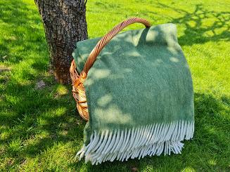 Koc wełniany jednobarwny z frędzlami zielony trawiasty