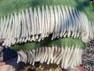 Koc wełniany jednobarwny z frędzlami zielony trawiasty