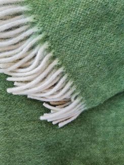 Koc wełniany jednobarwny z frędzlami zielony trawiasty