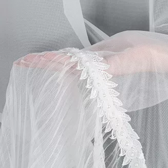 Firana gotowa na przelotkach HANA 140x250 Eurofirany biała zdobiona na dole koronką z perełkami i falbaną