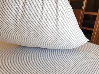 Pościel jersey 160x200 biała w szare przecierane paski