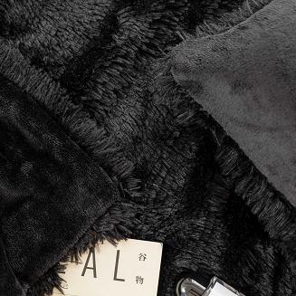 Koc na fotel YETI 70x150 włochacz o strukturze futra czarny