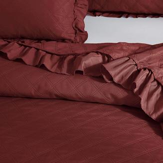 Narzuta dekoracyjna RUFFY 160x220 pikowana z falbanką bordowa