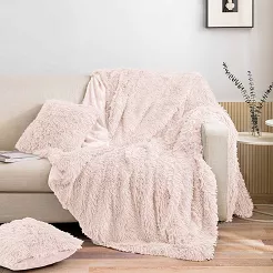 Koc na fotel YETI 70x150 włochacz o strukturze futra jasnopudrowy