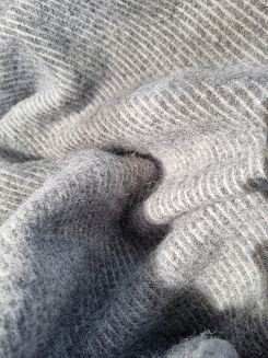 Koc z wełny nowozelandzkiej MAGDA 150x200 diagonalny ciemnoszary