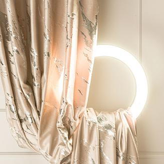 Zasłona gotowa na przelotkach MARMA 140x250 jasnobeżowa ze srebrnym nadrukiem