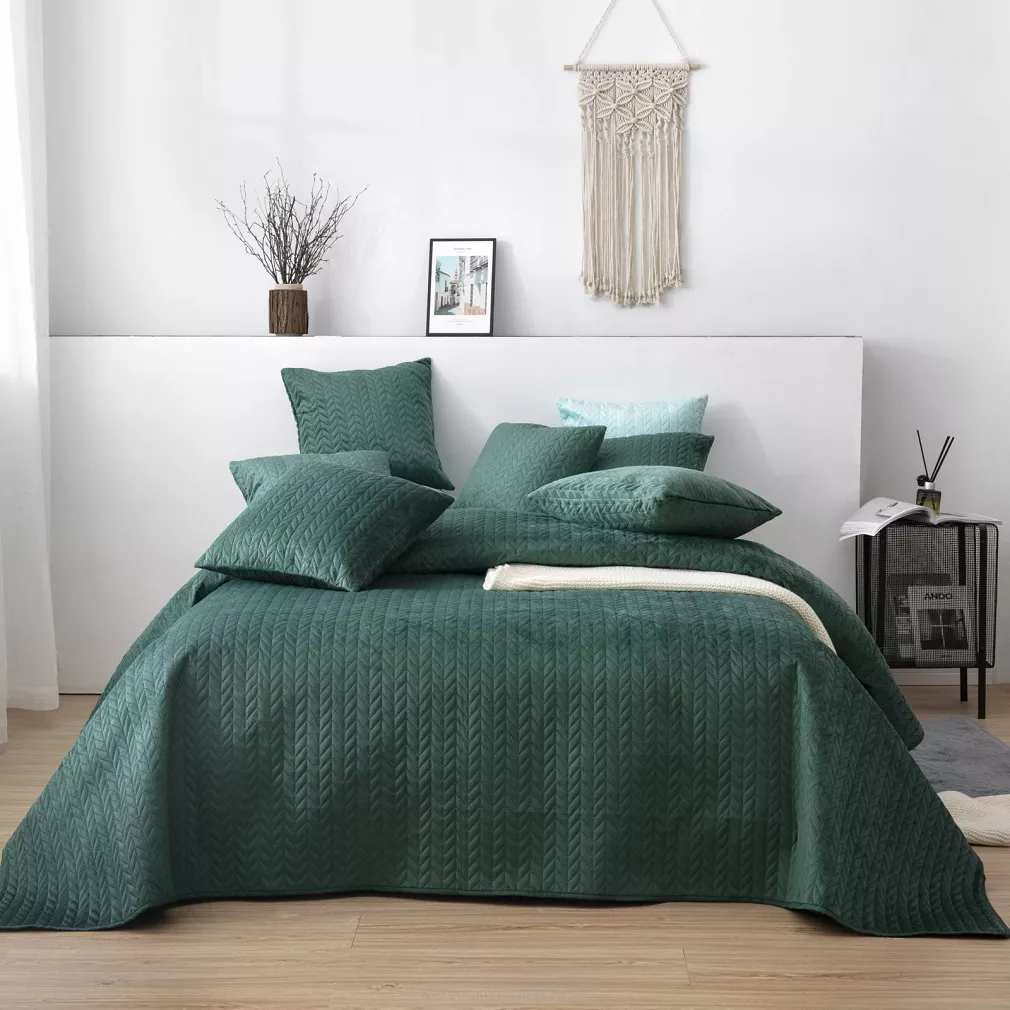 Narzuta dekoracyjna MOXIE 240x260 velvet butelkowa zieleń