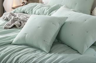 Poszewka fakturowana struktura do narzuty Dotta 50x70 szałwiowa z haftem kropek