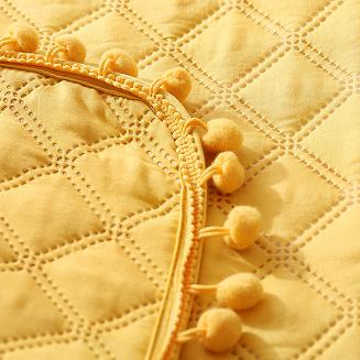 Narzuta dekoracyjna POMPOO 240x260 pikowana z pomponami musztardowa