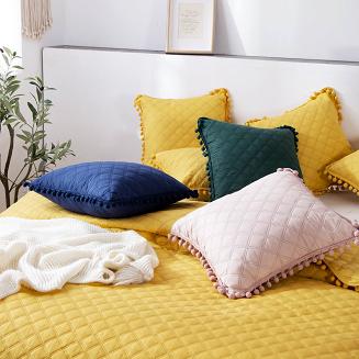 Narzuta dekoracyjna POMPOO 240x260 pikowana z pomponami musztardowa