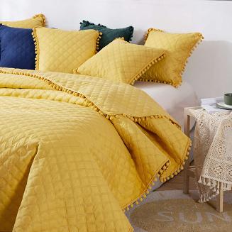 Narzuta dekoracyjna POMPOO 240x260 pikowana z pomponami musztardowa