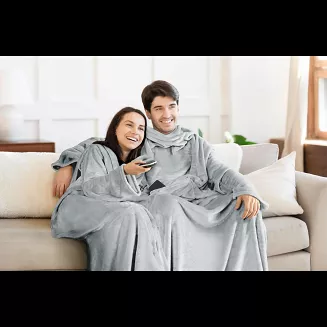 Koc z rękawami z miękkiego polaru TV 150x180 Eurofirany srebrny