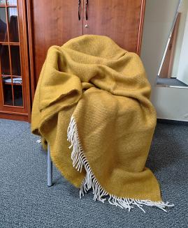 Koc wełniany jagnięcy z frędzlami 150x200 diagonalny miodowy