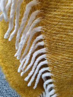 Koc wełniany jagnięcy z frędzlami 150x200 diagonalny miodowy