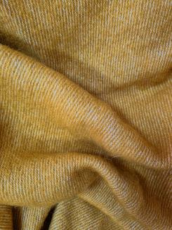 Koc wełniany jagnięcy z frędzlami 150x200 diagonalny miodowy