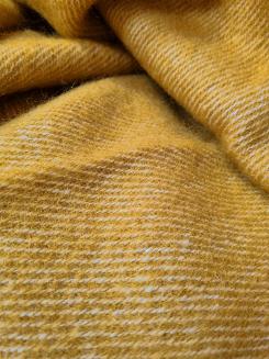 Koc wełniany jagnięcy z frędzlami 150x200 diagonalny miodowy