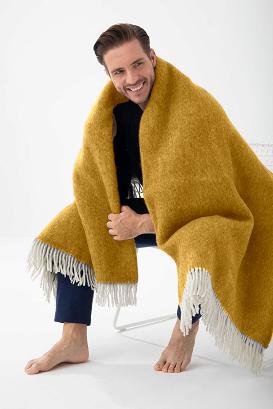 Koc wełniany jagnięcy z frędzlami 150x200 diagonalny miodowy