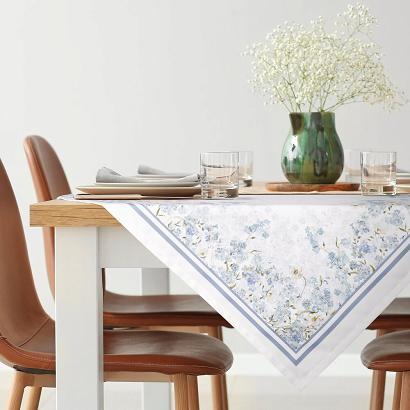 Obrus dekoracyjny SUMMER18 90x90 Eurofirany naturalny błękitny kwiatuszki a'la niezapominajki