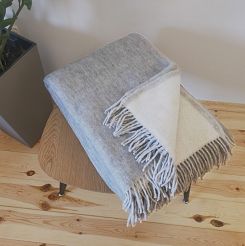Koc wełniany jagnięcy z ciemnymi frędzlami 150x200 dwustronny popielaty ekri