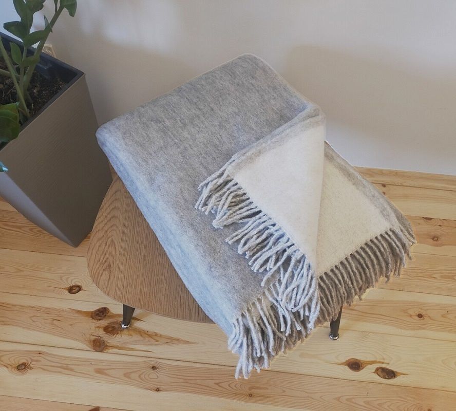Koc wełniany jagnięcy z ciemnymi frędzlami 150x200 dwustronny popielaty ekri