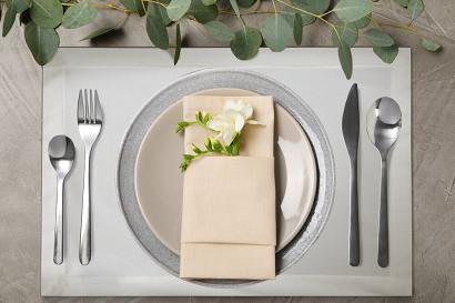 Serwetka dekoracyjna MELINDA 40x30 x4 z welwetu biała z ozdobną listwą