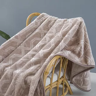 Koc akrylowy na fotel tłoczony VITO 80x160 geometryczny wzór taupe