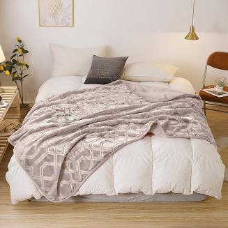 Koc akrylowy na fotel tłoczony VITO 80x160 geometryczny wzór taupe