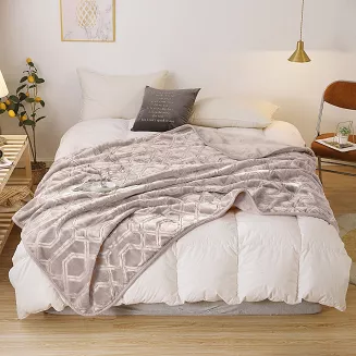 Koc akrylowy na fotel tłoczony VITO 80x160 geometryczny wzór taupe