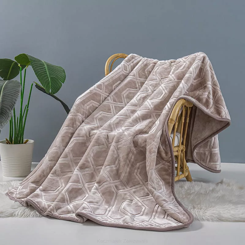 Koc akrylowy na fotel tłoczony VITO 80x160 geometryczny wzór taupe