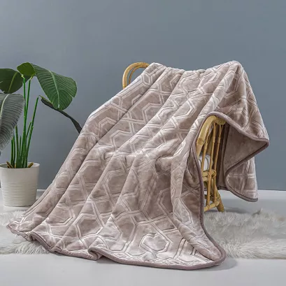 Koc akrylowy na fotel tłoczony VITO 80x160 geometryczny wzór taupe