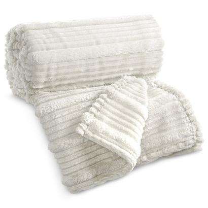 Koc narzuta NINA 150x200 Eurofirany biały niezwykle miękki w przestrzenne pasy