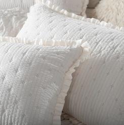 Poszewka karbowana struktura do narzuty Amour 50x70 biała pikowana z falbanką
