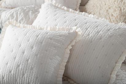 Poszewka karbowana struktura do narzuty Amour 50x70 biała pikowana z falbanką