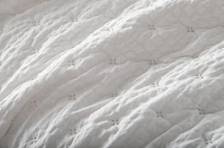 Narzuta dekoracyjna karbowana struktura Amour 160x220 biała z falbanką i pikowaniem