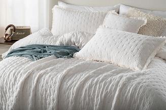 Narzuta dekoracyjna karbowana struktura Amour 160x220 biała z falbanką i pikowaniem