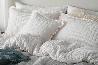 Narzuta dekoracyjna karbowana struktura Amour 160x220 biała z falbanką i pikowaniem