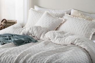 Narzuta dekoracyjna karbowana struktura Amour 160x220 biała z falbanką i pikowaniem