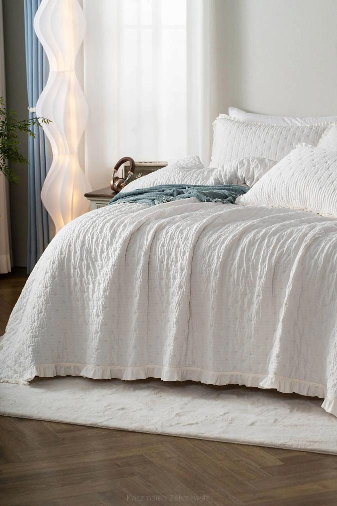 Narzuta dekoracyjna karbowana struktura Amour 160x220 biała z falbanką i pikowaniem