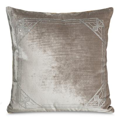 Poszewka dekoracyjna ROYAL9 45x45 Eurofirany beżowa geometryczna aplikacja kryształki srebrny sznur