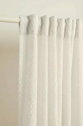 Zasłona gotowa na taśmie Dreamy Boucle 140x300 kremowa o strukturze boucle