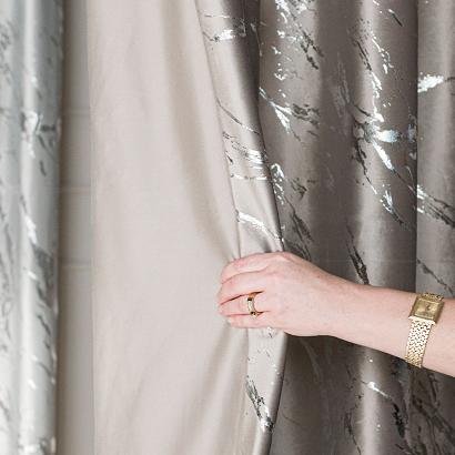 Zasłona gotowa na przelotkach MARMA 140x250 szarobeżowa ze srebrnym nadrukiem