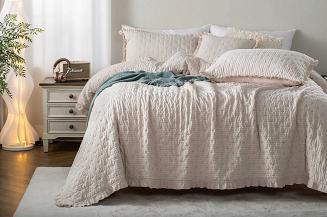 Narzuta dekoracyjna karbowana struktura Amour 240x260 kaszmirowa z falbanką i pikowaniem