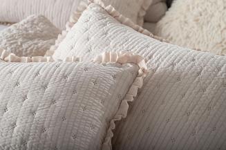 Narzuta dekoracyjna karbowana struktura Amour 240x260 kaszmirowa z falbanką i pikowaniem