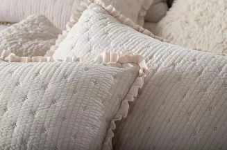 Narzuta dekoracyjna karbowana struktura Amour 240x260 kaszmirowa z falbanką i pikowaniem