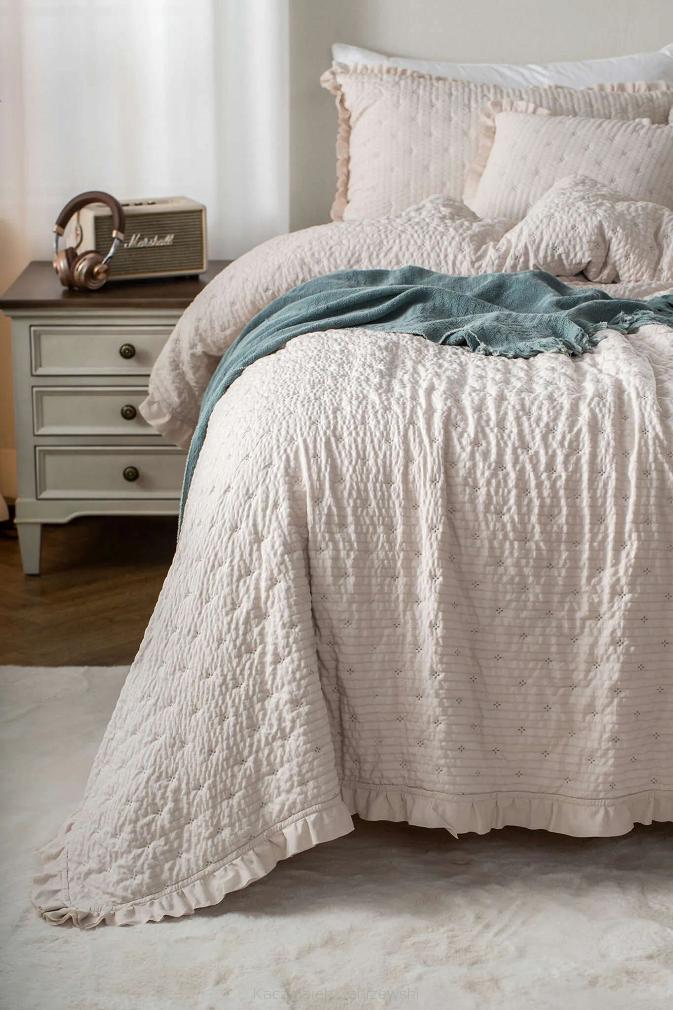 Narzuta dekoracyjna karbowana struktura Amour 240x260 kaszmirowa z falbanką i pikowaniem