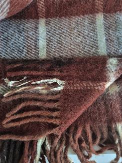 Koc wełniany z frędzlami 160x200 czekoladowa kratka